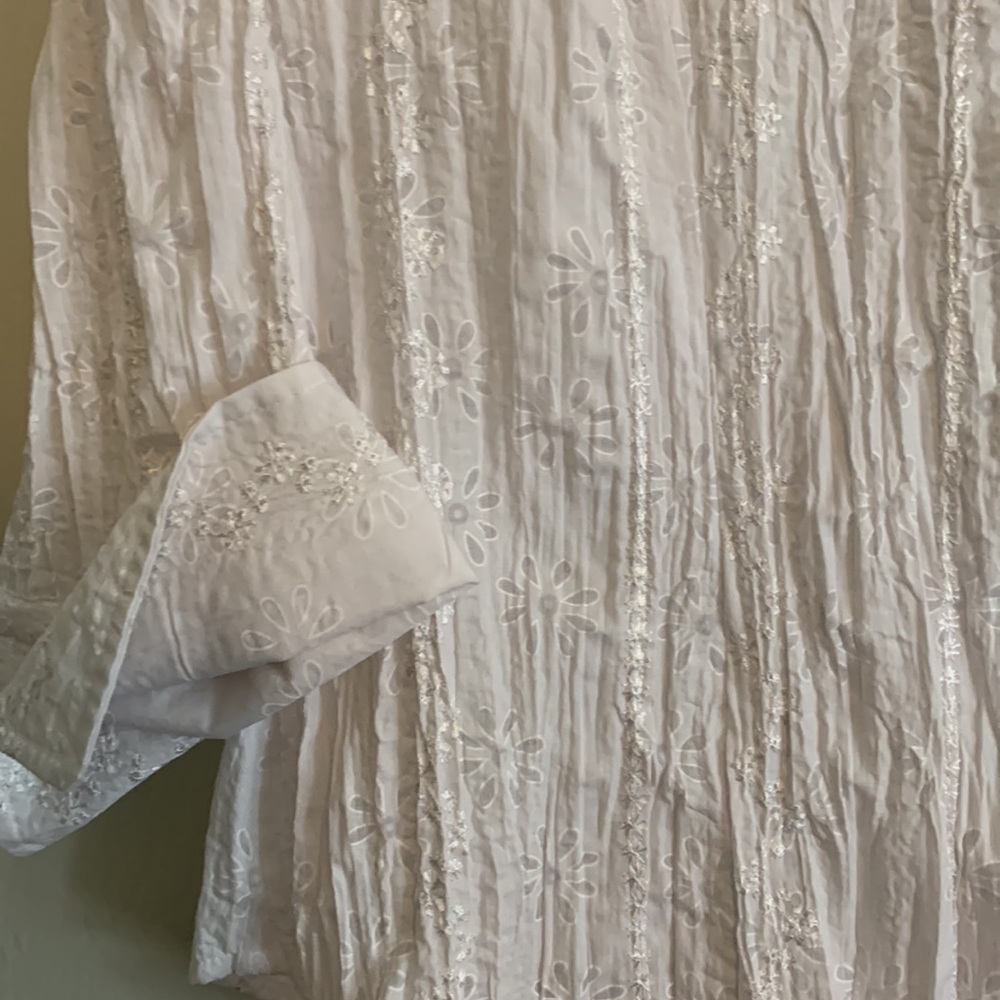 White blouse. - Picture 3 of 7